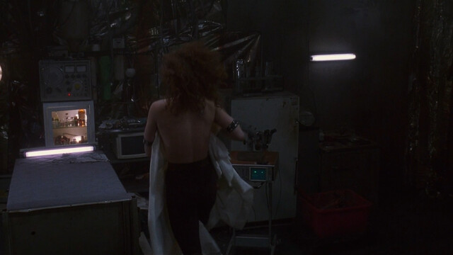 Dina Meyer sexy – Johnny Mnemonic (1995)