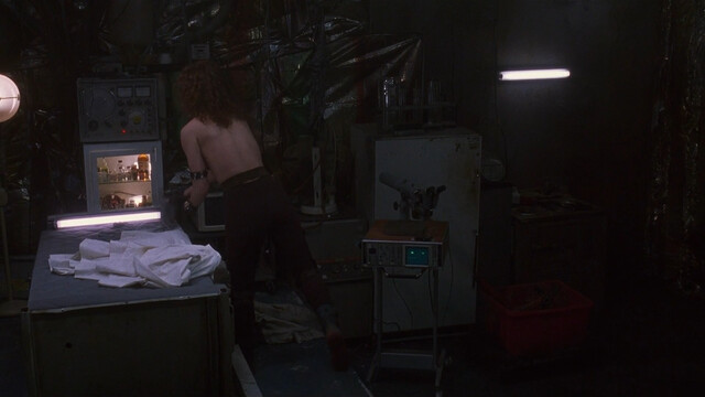 Dina Meyer sexy – Johnny Mnemonic (1995)