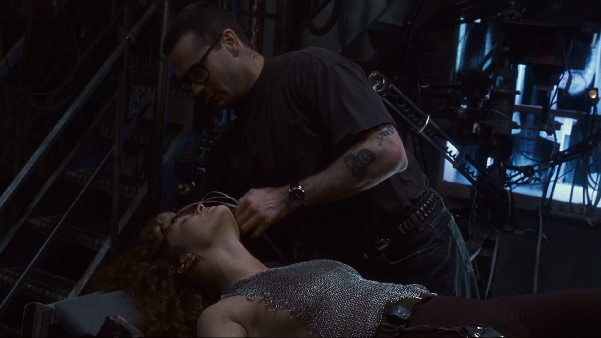 Dina Meyer sexy – Johnny Mnemonic (1995)