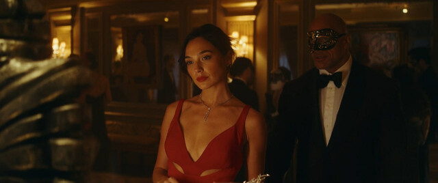 Gal Gadot sexy – Red Notice (2021)