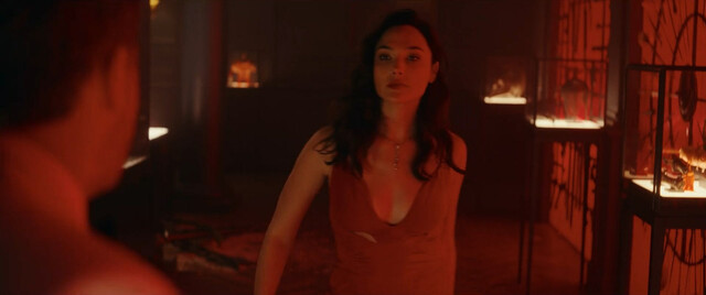 Gal Gadot sexy – Red Notice (2021)