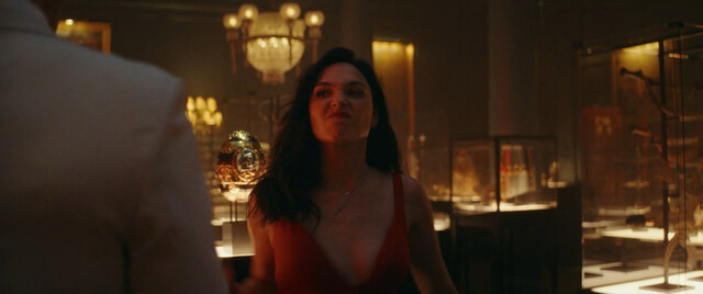 Gal Gadot sexy – Red Notice (2021)