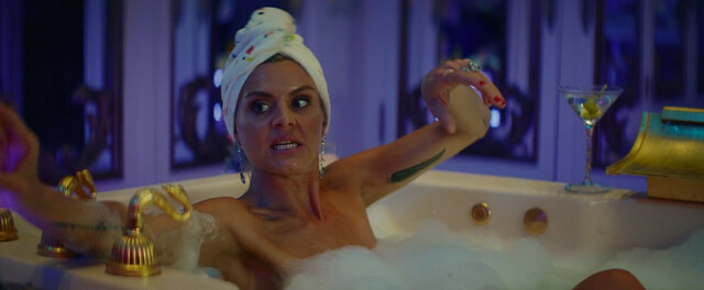 Eliza Coupe sexy – The Estate (2020)