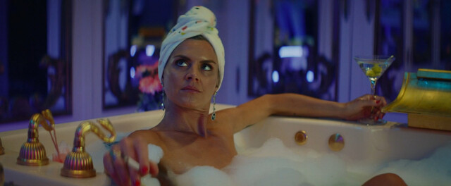 Eliza Coupe sexy – The Estate (2020)