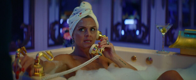 Eliza Coupe sexy – The Estate (2020)