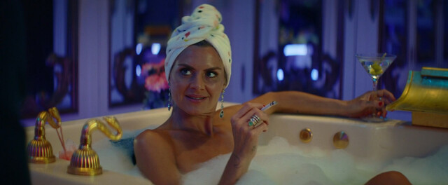 Eliza Coupe sexy – The Estate (2020)