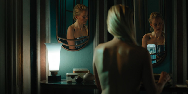 Lou Llobell sexy, Laura Birn sexy – Foundation s01e02 (2021)