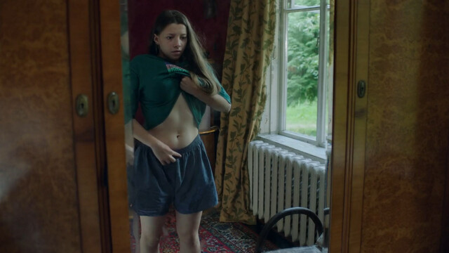 Polina Guhman sexy, Elizaveta Ishchenko sexy, Alisa Tarasenko sexy – Sama dura s02e01-02 (2021)