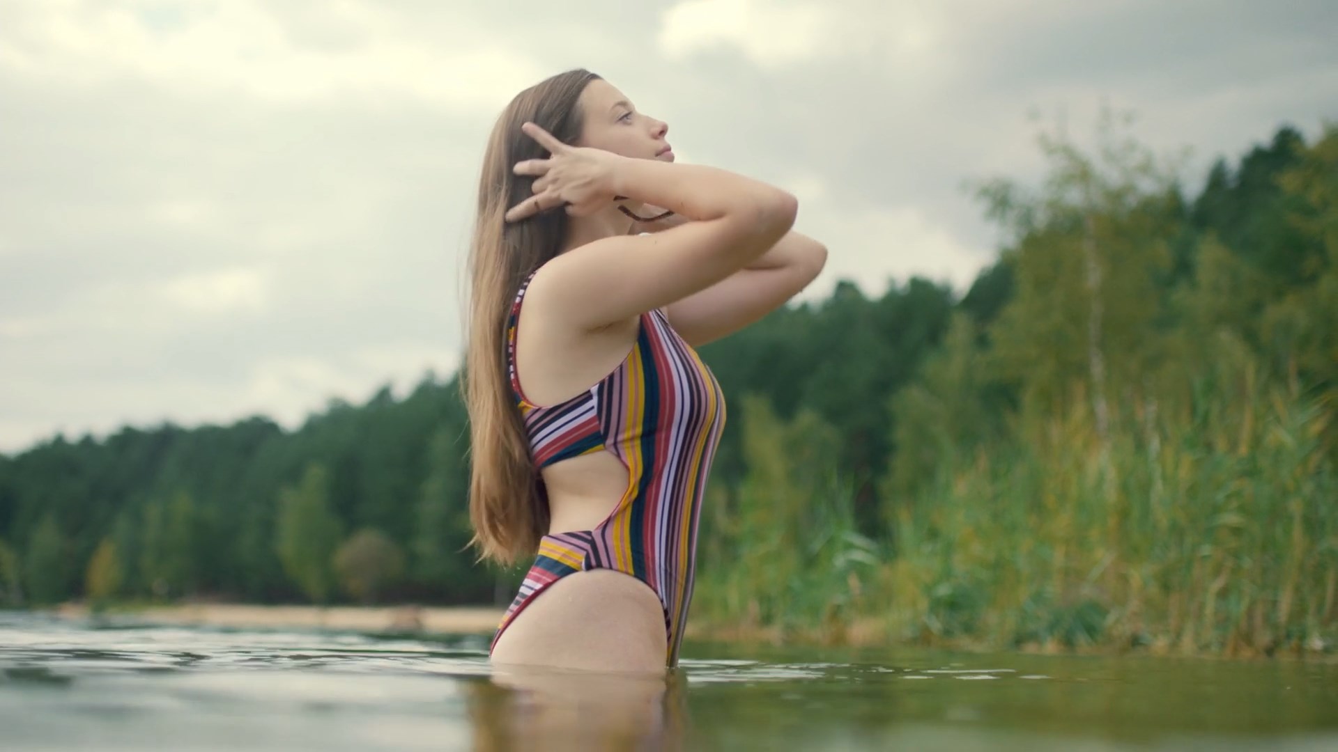 Polina Guhman sexy, Elizaveta Ishchenko sexy, Alisa Tarasenko sexy – Sama dura s02e01-02 (2021)