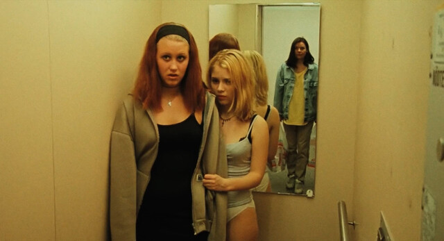 Alexandra Dahlstrom sexy, Rebecka Liljeberg sexy – Fucking Amal (1998)