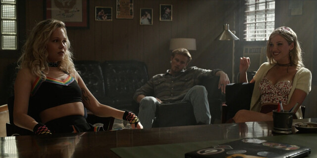 Kelli Berglund sexy, Elizabeth Posey sexy – Heels s01e05 (2021)