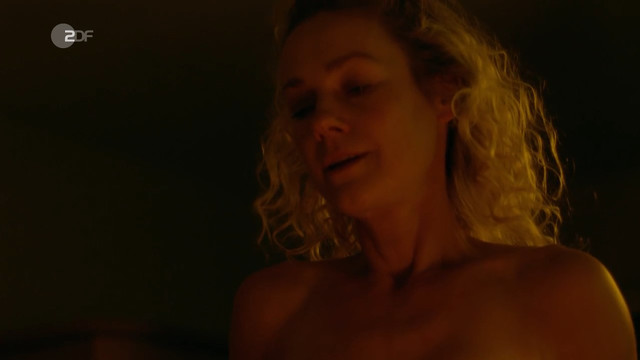 Rhea Harder-Vennewald nude – Notruf Hafenkante s16e01 (2021)