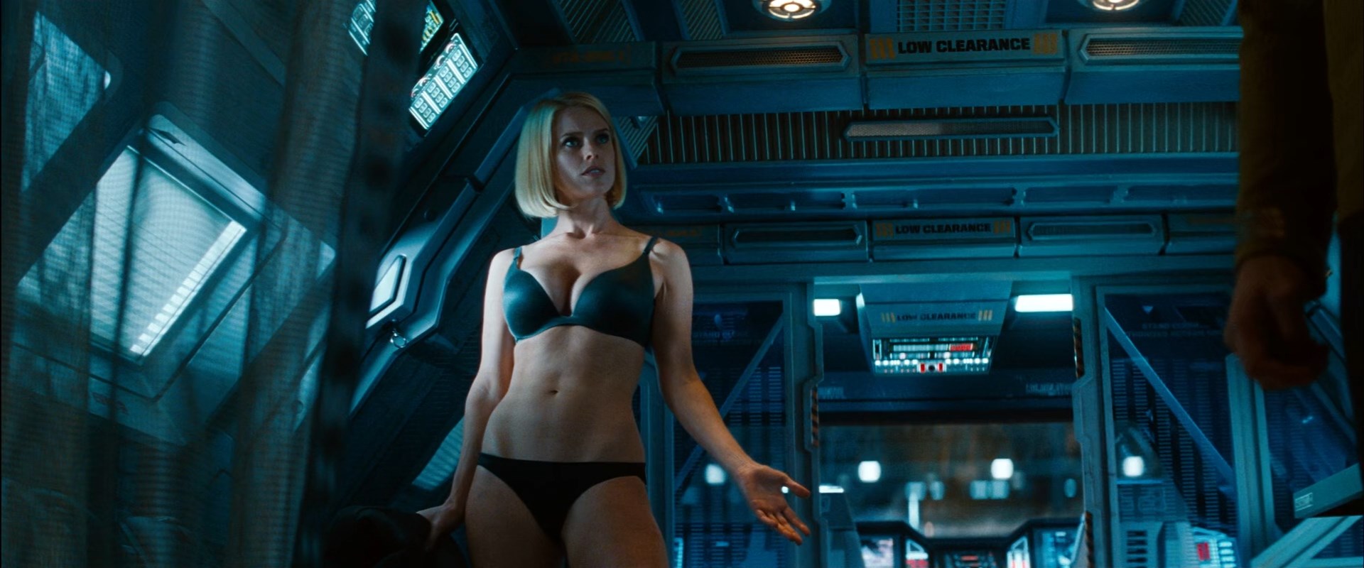 Alice Eve sexy – Star Trek Into Darkness (2013)