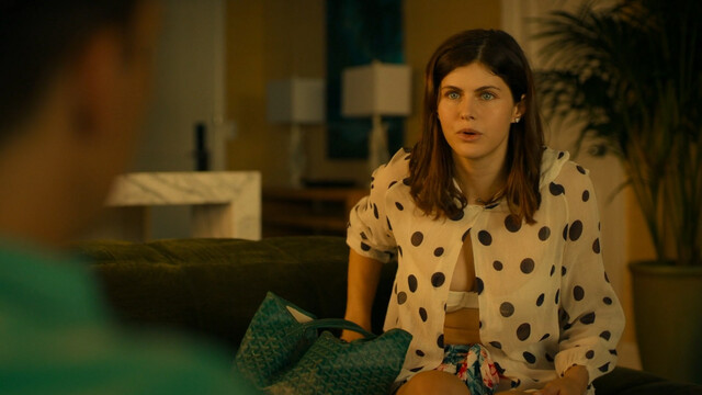 Alexandra Daddario sexy, Sydney Sweeney sexy, Brittany O’Grady sexy, Connie Britton sexy – The White Lotus s01e01 (2021)