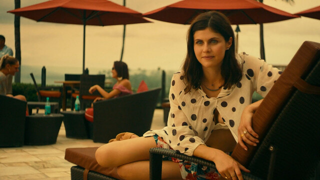 Alexandra Daddario sexy, Sydney Sweeney sexy, Brittany O’Grady sexy, Connie Britton sexy – The White Lotus s01e01 (2021)