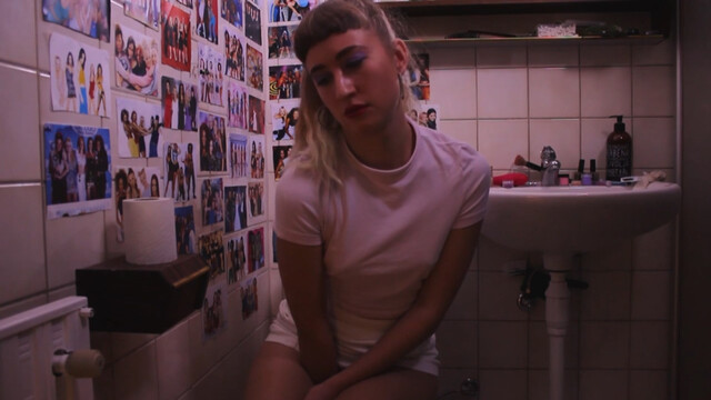 Lovisa Perman sexy, Annelie Horakova Eriksson sexy – That’s what friends are for (2016)