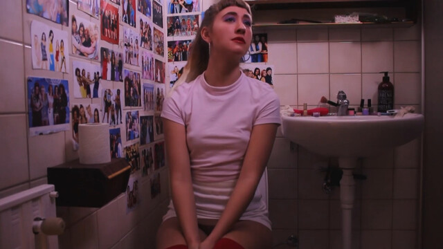 Lovisa Perman sexy, Annelie Horakova Eriksson sexy – That’s what friends are for (2016)