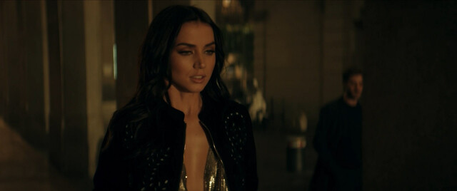 Ana de Armas sexy – Entering Red (2019)