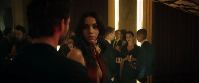 Ana de Armas sexy – Entering Red (2019)