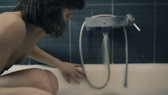 Ana Mandic nude – Momci, gde ste (2011)