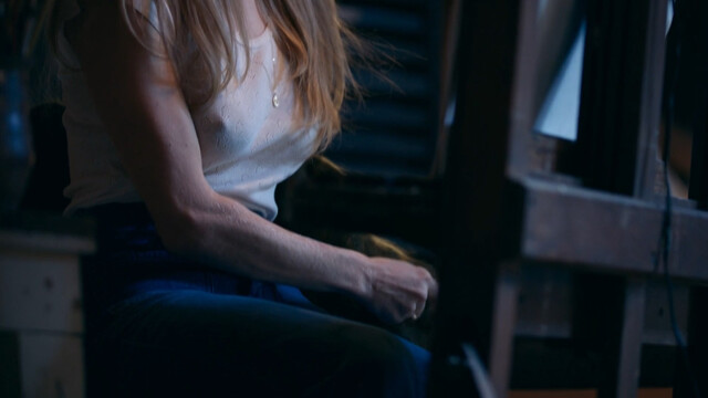 Amanda Seyfried sexy, Natalia Dyer sexy – Things Heard & Seen (2021)