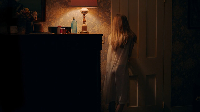 Amanda Seyfried sexy, Natalia Dyer sexy – Things Heard & Seen (2021)