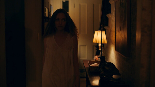 Amanda Seyfried sexy, Natalia Dyer sexy – Things Heard & Seen (2021)