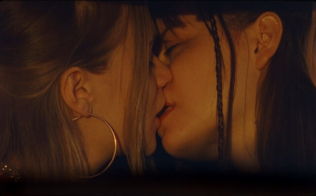 Manon Valentin sexy, Jessie Alain sexy – Vendredi sur Mer Les Filles Desir (2017)