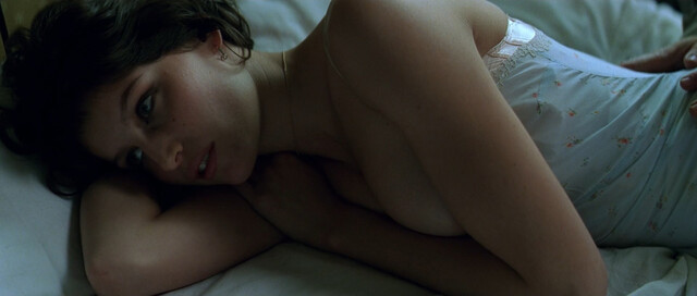 Laetitia Casta sexy – Rue des plaisirs (2002)