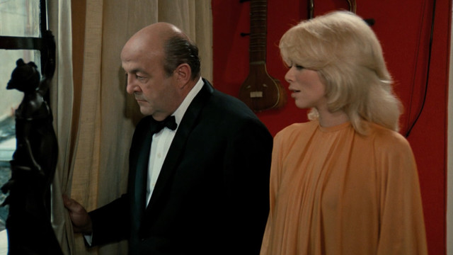 Mireille Darc nude – Le Retour du Grand Blond (1974)