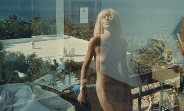 Mireille Darc nude – La valise (1973)