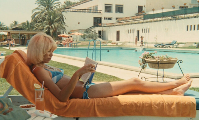 Mireille Darc nude – La valise (1973)