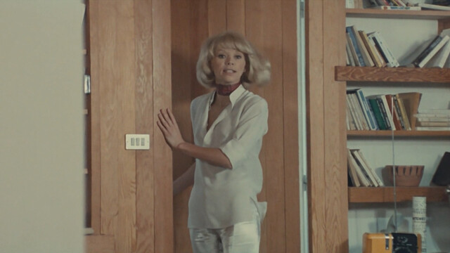 Mireille Darc nude – Troubleshooters (Laisse aller... c'est une valse !) (1971)