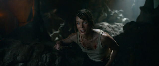 Milla Jovovich sexy – Monster Hunter (2020)