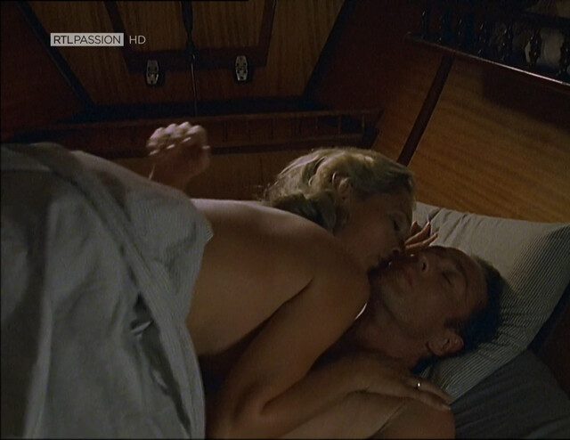 Wookie Mayer nude – S.O.S. Barracuda s01e06 (2002)