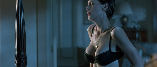 Jamie Lee Curtis sexy, Tia Carrere sexy – True Lies (1994)