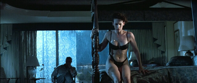 Jamie Lee Curtis sexy, Tia Carrere sexy – True Lies (1994)