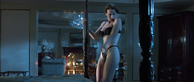Jamie Lee Curtis sexy, Tia Carrere sexy – True Lies (1994)