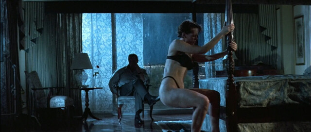 Jamie Lee Curtis sexy, Tia Carrere sexy – True Lies (1994)