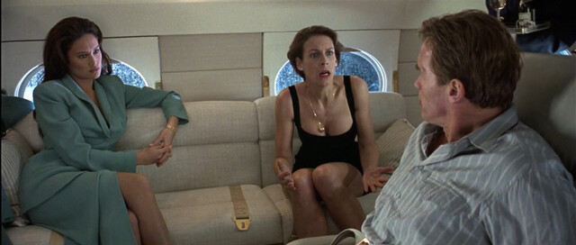 Jamie Lee Curtis sexy, Tia Carrere sexy – True Lies (1994)