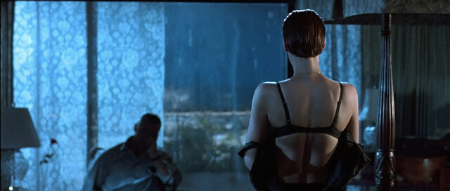 Jamie Lee Curtis sexy, Tia Carrere sexy – True Lies (1994)