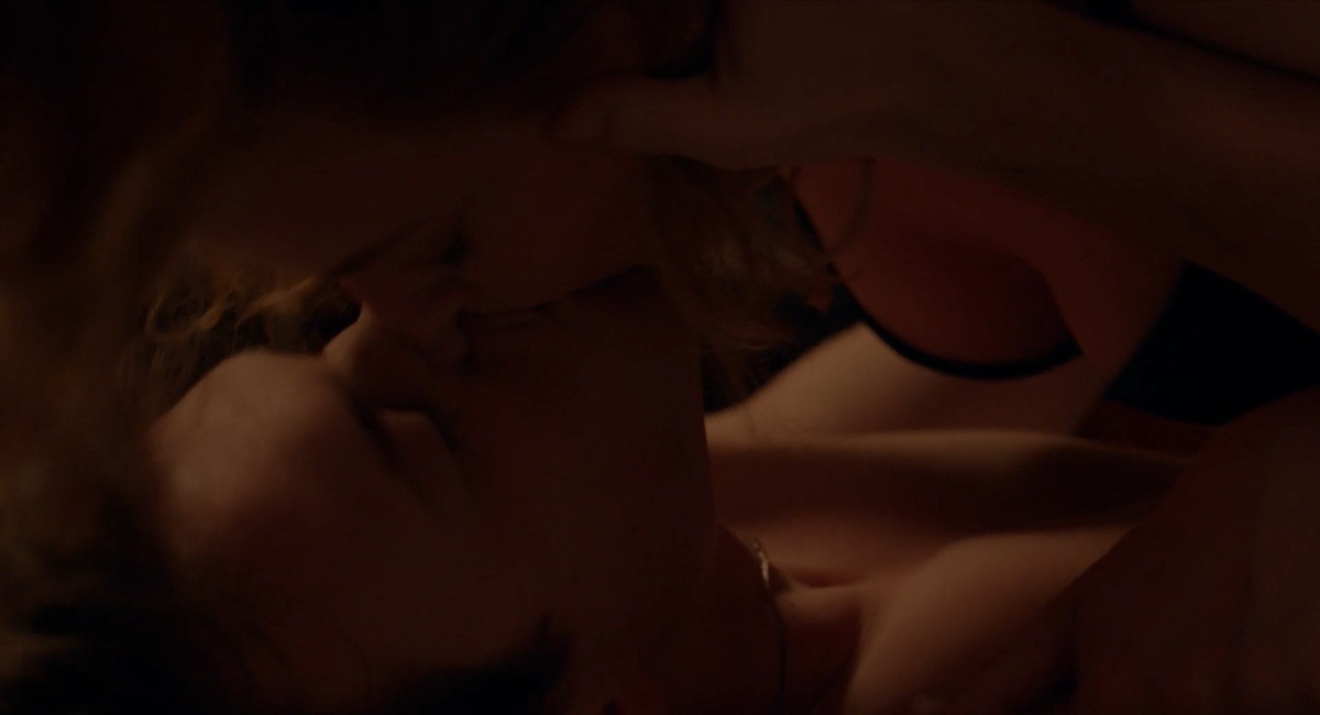 Gillian Jacobs sexy, Hannah Marks sexy – I Used to Go Here (2020)