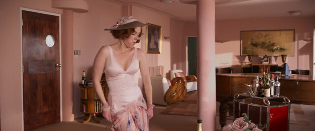 Isla Fisher sexy – Blithe Spirit (2020)