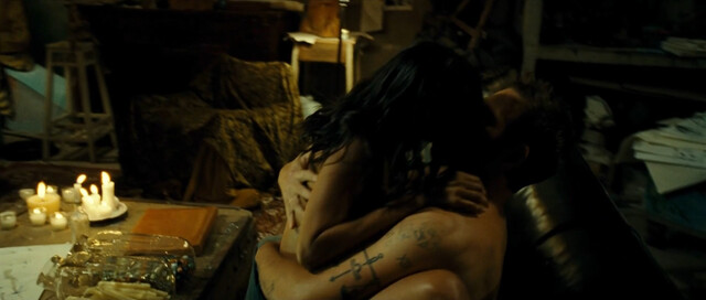 Zoe Saldana nude – Colombiana (2011)