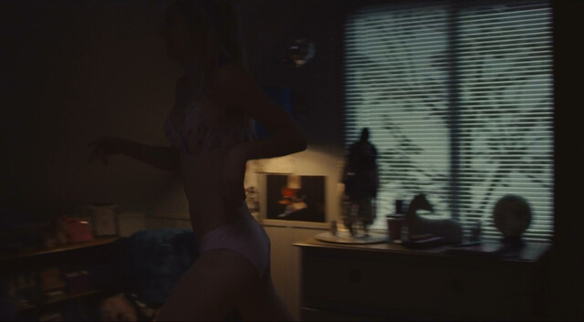 Hunter Schafer sexy – Euphoria s00e02 Part2 Jules (2021)