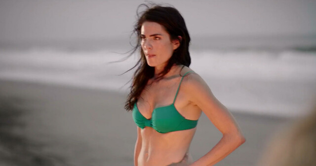 Karla Souza sexy – Don't Blame the Kid (Que culpa tiene el nino) (2016)