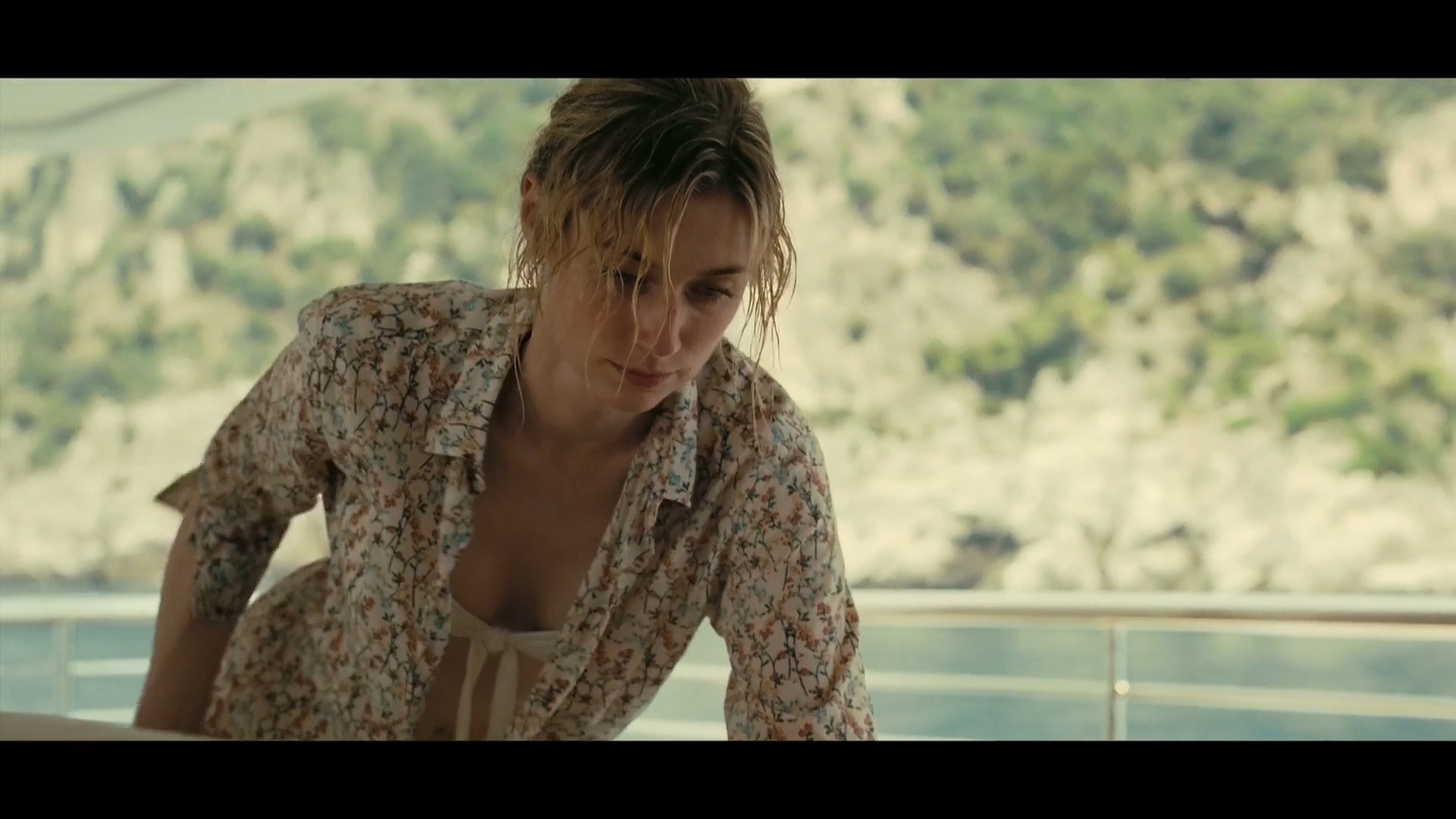 Elizabeth Debicki sexy – Tenet (2020)