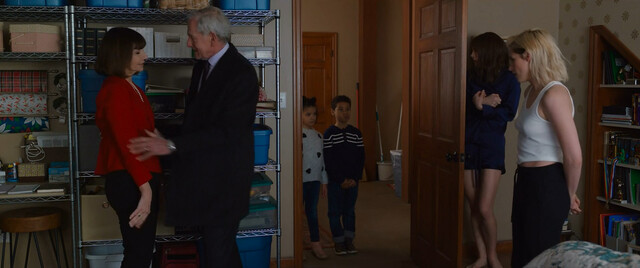 Mackenzie Davis sexy, Kristen Stewart sexy – Happiest Season (2020)