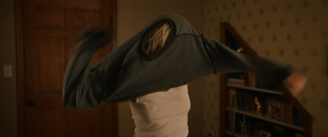 Mackenzie Davis sexy, Kristen Stewart sexy – Happiest Season (2020)