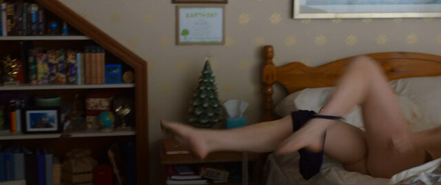 Mackenzie Davis sexy, Kristen Stewart sexy – Happiest Season (2020)